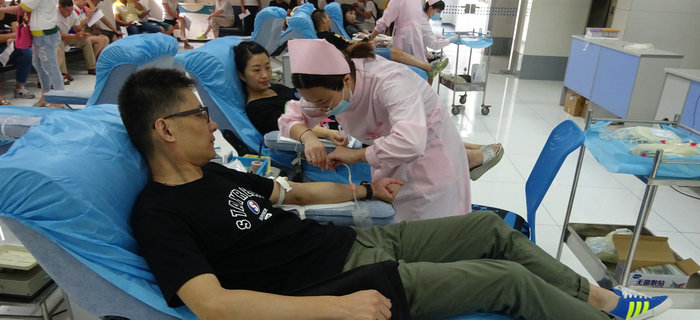 劉潭服裝組織員工義務(wù)獻(xiàn)血愛(ài)心公益活動(dòng)