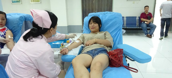 劉潭服裝組織員工義務(wù)獻(xiàn)血愛(ài)心公益活動(dòng)