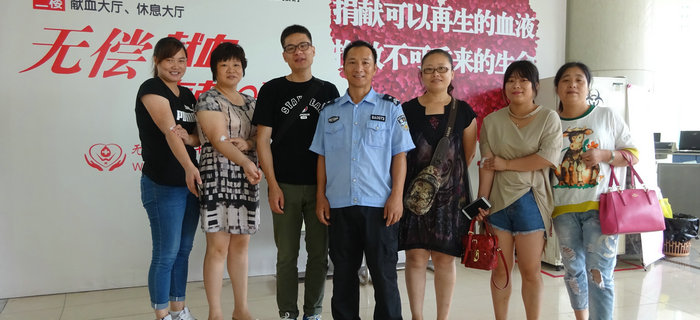 劉潭服裝組織員工義務(wù)獻(xiàn)血愛(ài)心公益活動(dòng)