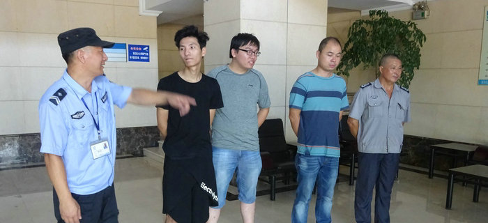 劉潭消防中隊(duì)來劉潭服裝進(jìn)行消防設(shè)備現(xiàn)場培訓(xùn)