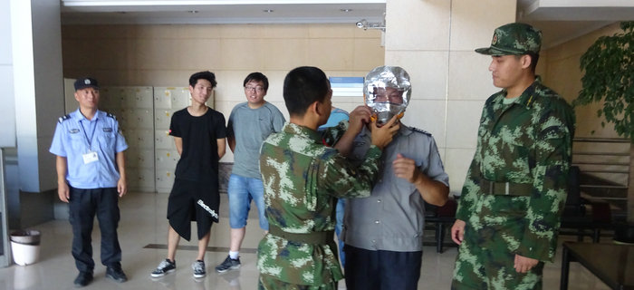 劉潭消防中隊(duì)來劉潭服裝進(jìn)行消防設(shè)備現(xiàn)場培訓(xùn)