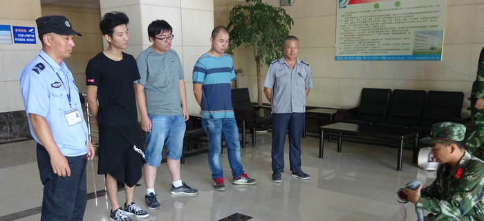 劉潭消防中隊(duì)來劉潭服裝進(jìn)行消防設(shè)備現(xiàn)場培訓(xùn)