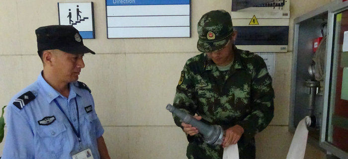 劉潭消防中隊(duì)來劉潭服裝進(jìn)行消防設(shè)備現(xiàn)場培訓(xùn)