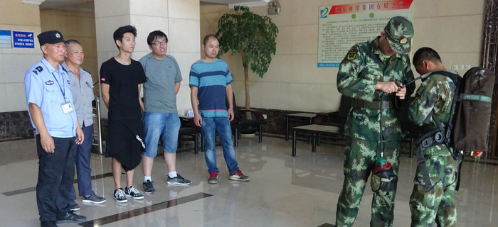 劉潭消防中隊(duì)來劉潭服裝進(jìn)行消防設(shè)備現(xiàn)場培訓(xùn)