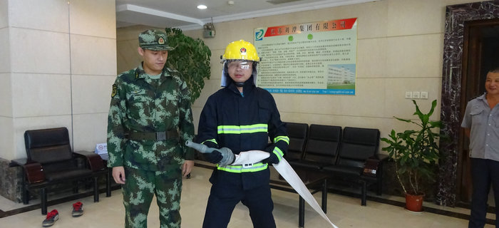 劉潭消防中隊(duì)來劉潭服裝進(jìn)行消防設(shè)備現(xiàn)場培訓(xùn)