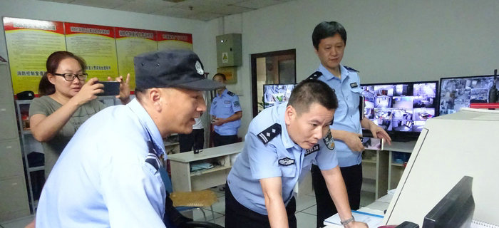 梁溪區(qū)公安分局來劉潭服裝進(jìn)行安全生產(chǎn)大檢查