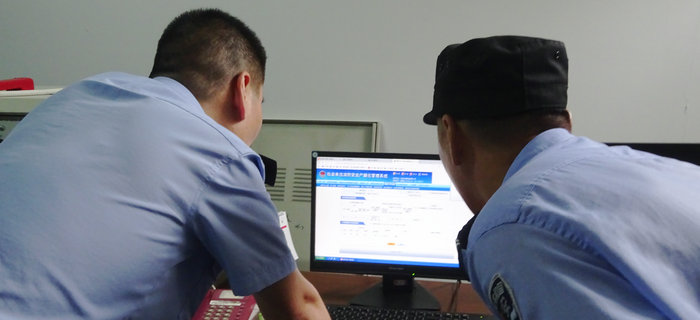 梁溪區(qū)公安分局來劉潭服裝進(jìn)行安全生產(chǎn)大檢查