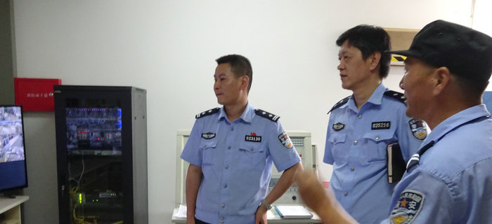 梁溪區(qū)公安分局來劉潭服裝進(jìn)行安全生產(chǎn)大檢查