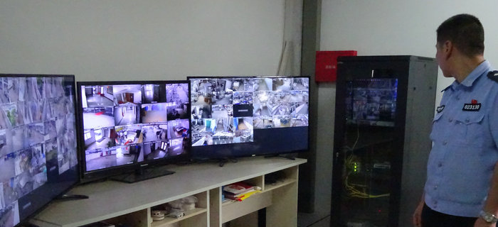 梁溪區(qū)公安分局來劉潭服裝進(jìn)行安全生產(chǎn)大檢查