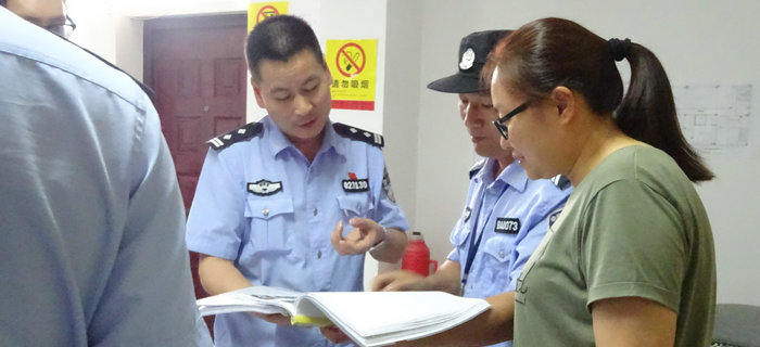 梁溪區(qū)公安分局來劉潭服裝進(jìn)行安全生產(chǎn)大檢查