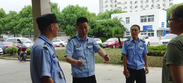 梁溪區(qū)公安分局來劉潭服裝進(jìn)行安全生產(chǎn)大檢查