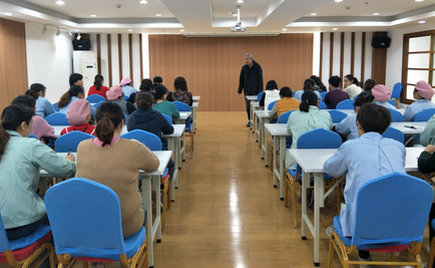 劉潭服裝邀請專家孫陸宇教授對生產(chǎn)加工管理進(jìn)行現(xiàn)場指導(dǎo)