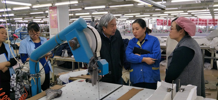 劉潭服裝邀請專家孫陸宇教授對生產(chǎn)加工管理進(jìn)行現(xiàn)場指導(dǎo)