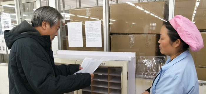 劉潭服裝邀請專家孫陸宇教授對生產(chǎn)加工管理進(jìn)行現(xiàn)場指導(dǎo)