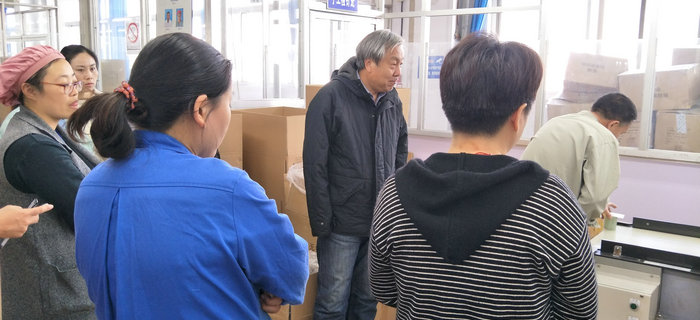 劉潭服裝邀請專家孫陸宇教授對生產(chǎn)加工管理進(jìn)行現(xiàn)場指導(dǎo)