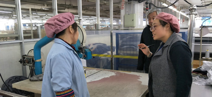 劉潭服裝邀請專家孫陸宇教授對生產(chǎn)加工管理進(jìn)行現(xiàn)場指導(dǎo)