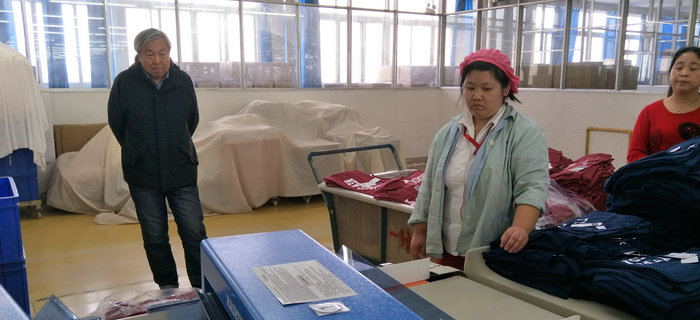 劉潭服裝邀請專家孫陸宇教授對生產(chǎn)加工管理進(jìn)行現(xiàn)場指導(dǎo)