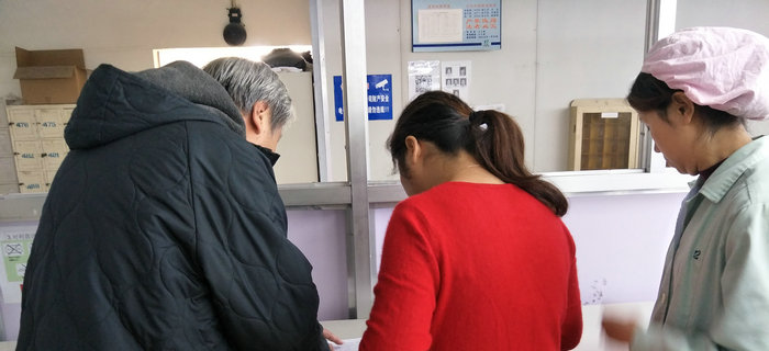 劉潭服裝邀請專家孫陸宇教授對生產(chǎn)加工管理進(jìn)行現(xiàn)場指導(dǎo)