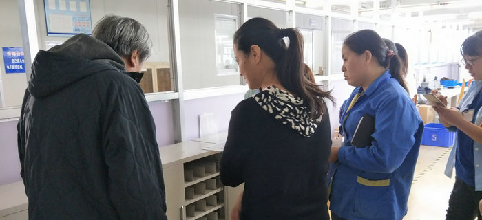 劉潭服裝邀請專家孫陸宇教授對生產(chǎn)加工管理進(jìn)行現(xiàn)場指導(dǎo)