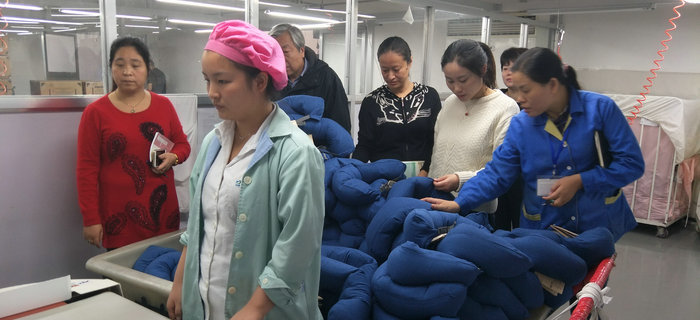 劉潭服裝邀請專家孫陸宇教授對生產(chǎn)加工管理進(jìn)行現(xiàn)場指導(dǎo)