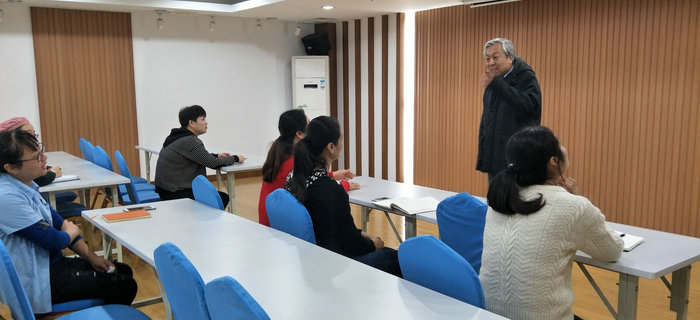 劉潭服裝邀請專家孫陸宇教授對生產(chǎn)加工管理進(jìn)行現(xiàn)場指導(dǎo)