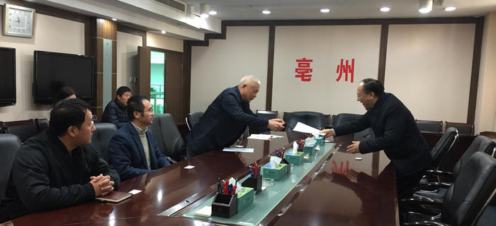 劉潭集團(tuán)董事長(zhǎng)錢(qián)伯榮一行與亳州市委書(shū)記汪書(shū)記座談交流