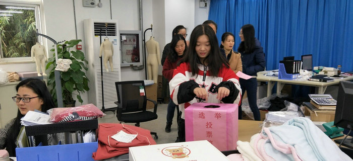 劉潭服裝工會(huì)有序組織員工進(jìn)行梁溪區(qū)人大代表補(bǔ)選活動(dòng)