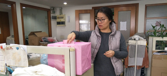 劉潭服裝工會(huì)有序組織員工進(jìn)行梁溪區(qū)人大代表補(bǔ)選活動(dòng)