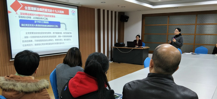 趙芳同志在劉潭服裝專題學(xué)習(xí)十九大會(huì)議中通過(guò)入黨轉(zhuǎn)正申請(qǐng)