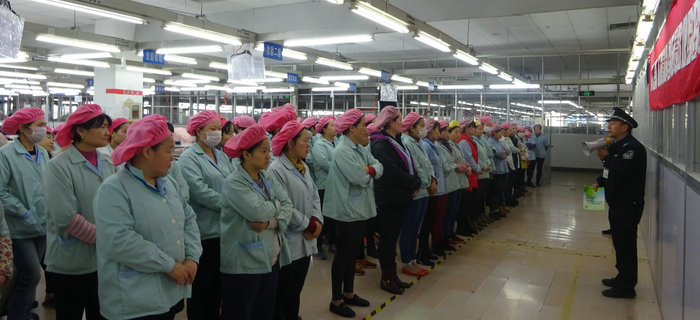 劉潭服裝組織員工集體學(xué)習(xí)《安全生產(chǎn)法》