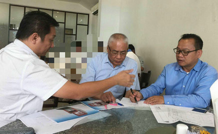 劉潭集團(tuán)董事長(zhǎng)錢(qián)伯榮與柬埔寨建設(shè)部長(zhǎng)磋商生產(chǎn)基地規(guī)劃