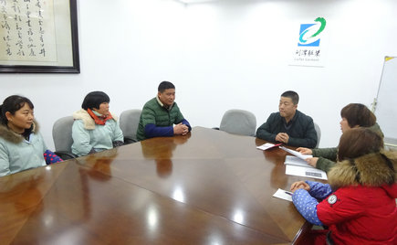 劉潭服裝舉辦“扶貧幫困”慰問活動，向廠困難職工送溫暖