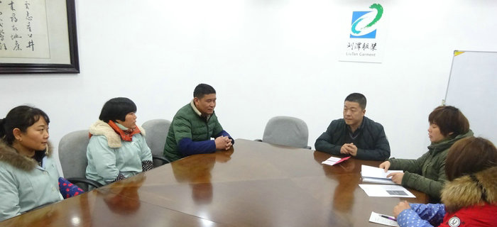 劉潭服裝舉辦&ldquo;扶貧幫困&rdquo;慰問(wèn)活動(dòng)，向廠困難職工送溫暖