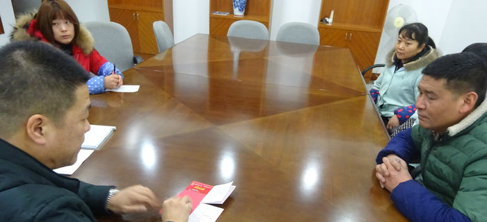 劉潭服裝舉辦&ldquo;扶貧幫困&rdquo;慰問(wèn)活動(dòng)，向廠困難職工送溫暖