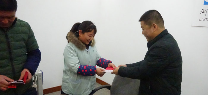 劉潭服裝舉辦&ldquo;扶貧幫困&rdquo;慰問(wèn)活動(dòng)，向廠困難職工送溫暖