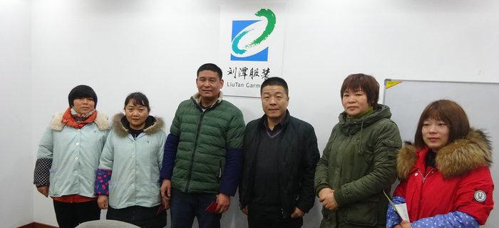 劉潭服裝舉辦&ldquo;扶貧幫困&rdquo;慰問(wèn)活動(dòng)，向廠困難職工送溫暖