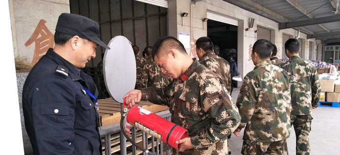 劉潭服裝：劉潭和興源路消防中隊(duì)來我司進(jìn)行消防演練