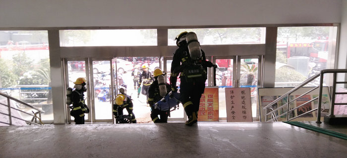 劉潭服裝：劉潭和興源路消防中隊(duì)來我司進(jìn)行消防演練