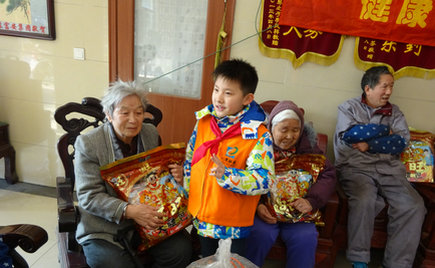 劉潭服裝志愿團(tuán)隊攜手小志愿者前往五河養(yǎng)老院進(jìn)行新春慰問