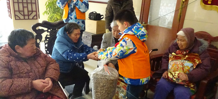 劉潭服裝志愿團(tuán)隊(duì)攜手小志愿者前往五河養(yǎng)老院進(jìn)行新春慰問