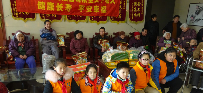 劉潭服裝志愿團(tuán)隊(duì)攜手小志愿者前往五河養(yǎng)老院進(jìn)行新春慰問