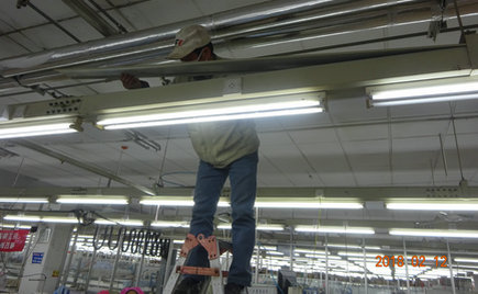 劉潭服裝服裝車間進行機械“大保養(yǎng)”，過干凈安全的新年