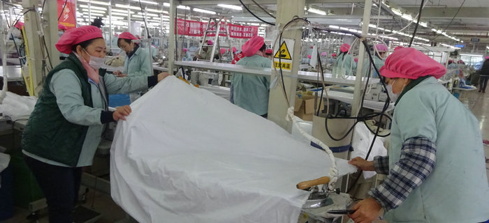 劉潭服裝服裝車間進行機械&ldquo;大保養(yǎng)&rdquo;，過干凈安全的新年