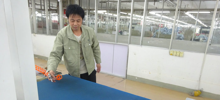 劉潭服裝服裝車間進行機械&ldquo;大保養(yǎng)&rdquo;，過干凈安全的新年