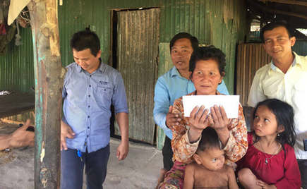 劉潭國際（柬埔寨）會同柬埔寨相關部門一起援助困難戶