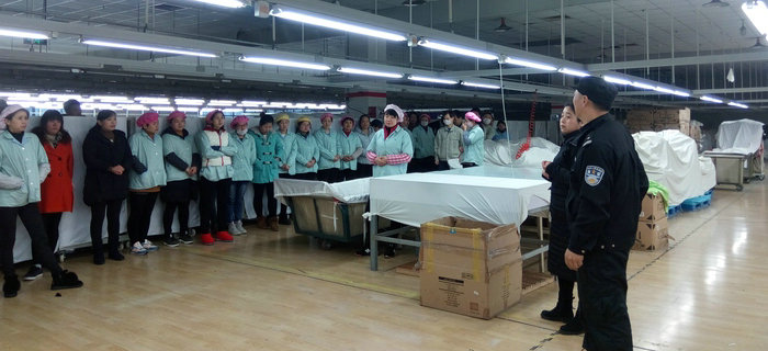 劉潭服裝安全管理員深入車間進行節(jié)后復(fù)工安全生產(chǎn)教育培訓(xùn)