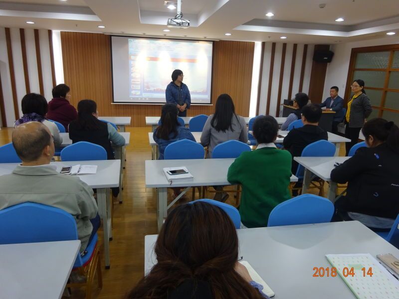 劉潭服裝學(xué)習(xí)兩會(huì)精神，跟黨走出美好明天