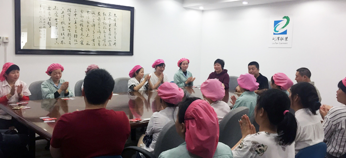 劉服先進(jìn)員工表彰大會(huì)現(xiàn)在開始 