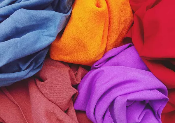 劉潭服裝給大家揭秘影響紡織品色牢度的各種因素