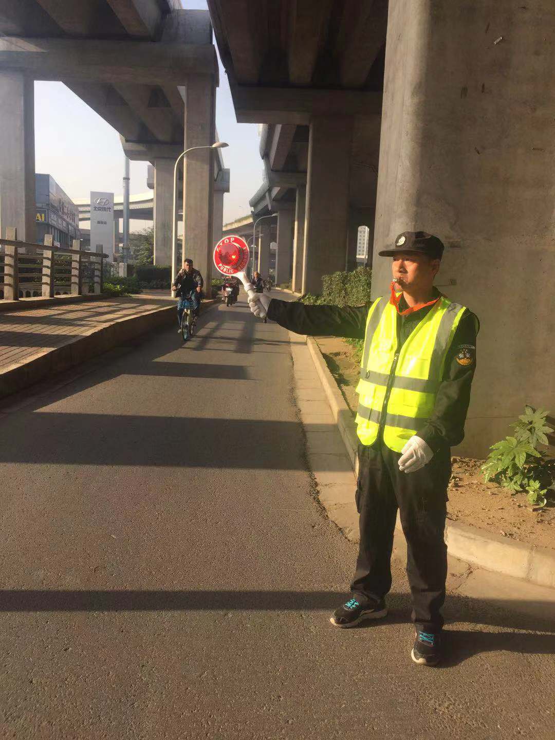 平安出行崗——劉潭服裝廠為您安全出行保駕護(hù)航